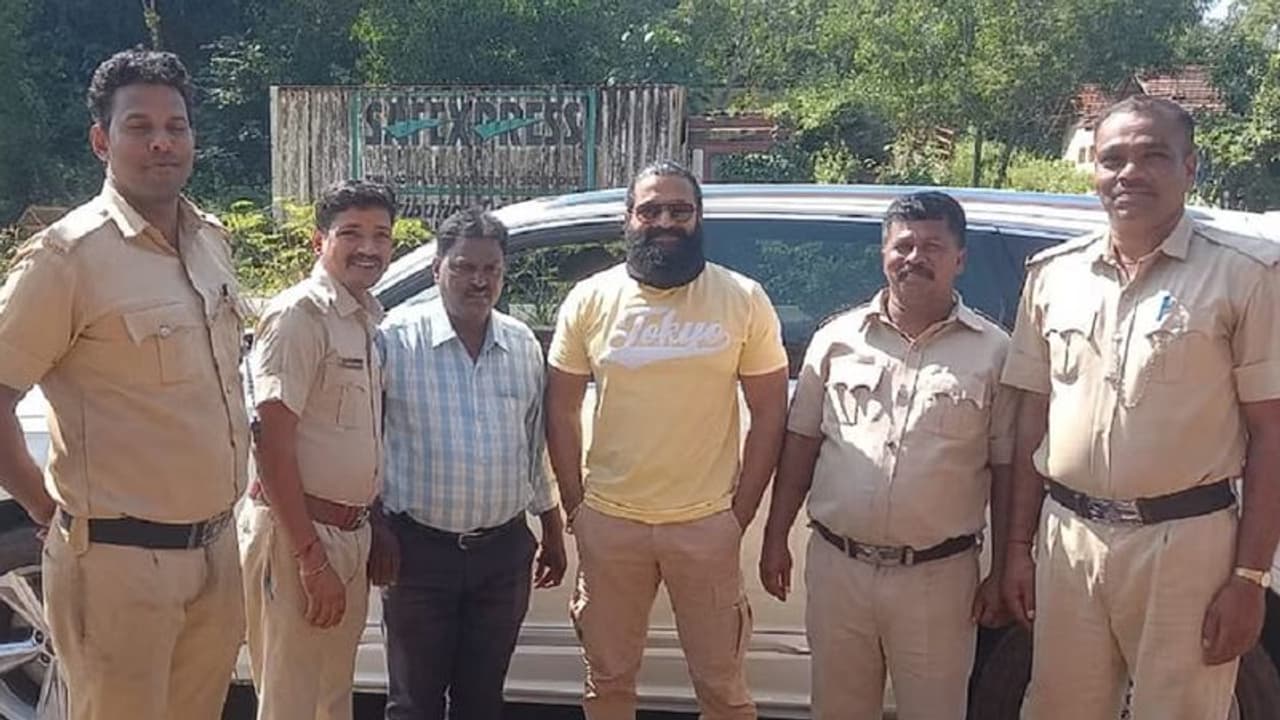 ನಡು ರಸ್ತೆಯಲ್ಲಿ ರಿಷಬ್ಗೆ ಶಾಕ್ ಕೊಟ್ಟ ಪೊಲೀಸರು: ಆದರೆ ಶೆಟ್ಟರ ಸರಳತೆಗೆ ಫಿದಾ ಆದ ಸಿಬ್ಬಂದಿ! ನಡು ರಸ್ತೆಯಲ್ಲಿ ರಿಷಬ್ಗೆ ಶಾಕ್ ಕೊಟ್ಟ ಪೊಲೀಸರು: ಆದರೆ ಶೆಟ್ಟರ ಸರಳತೆಗೆ ಫಿದಾ ಆದ ಸಿಬ್ಬಂದಿ!