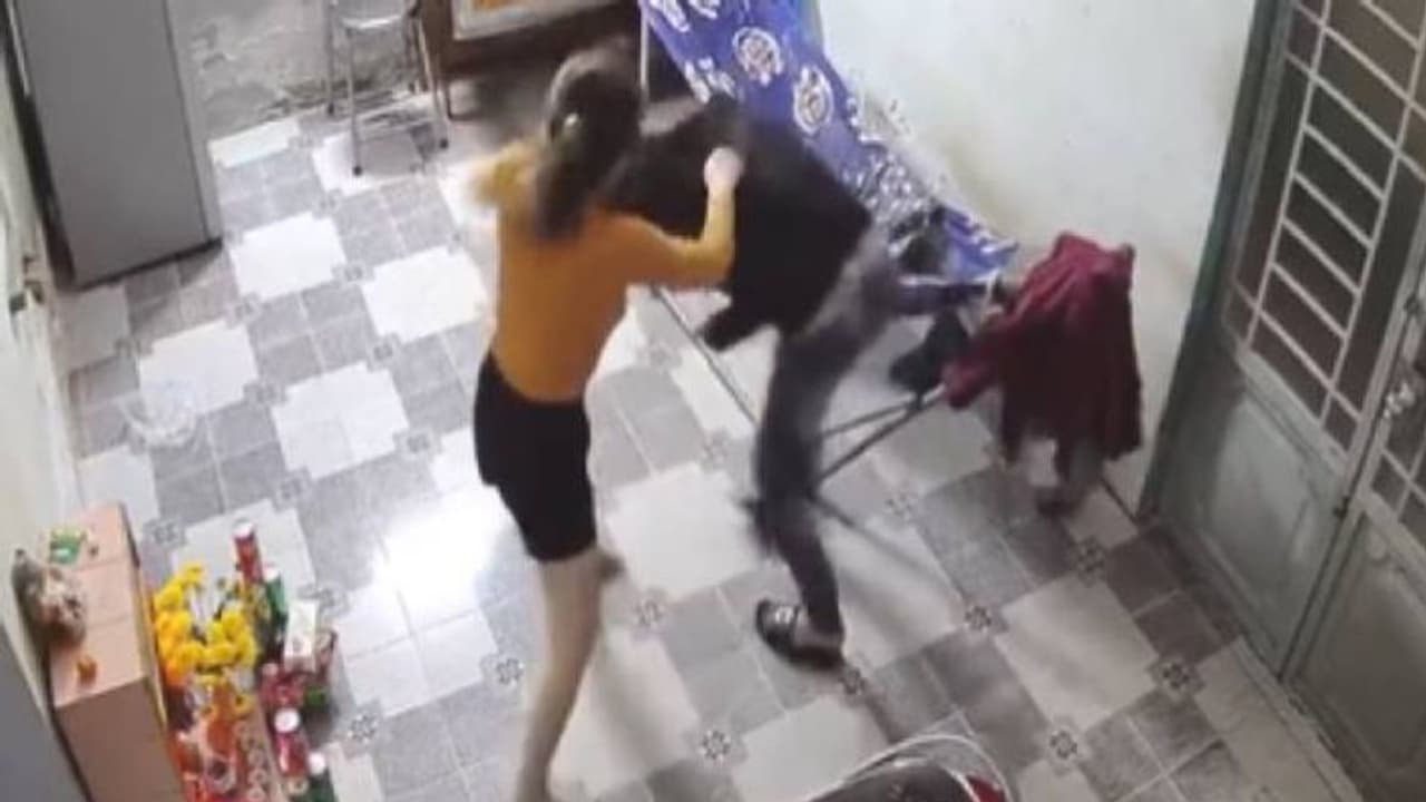 അടി, ഇടി, ചവിട്ട്; വൈകിയെത്തിയതിന് ഭര്‍ത്താവിനെ അക്രമിച്ച് ഭാര്യ? വീഡിയോ കണ്ടത് 23 മില്ല്യൺ പേർ