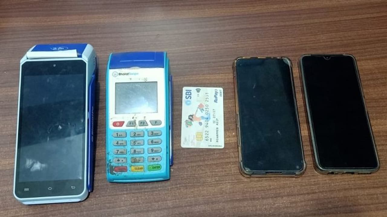 ಹುಬ್ಬಳ್ಳಿ: ಸ್ವೈಪಿಂಗ್ ಮಷಿನ್ ಮೂಲಕ ಗೌಪ್ಯ ಮಾಹಿತಿ ಕದ್ದು ಹಣ ಲೂಟಿ ಮಾಡ್ತಿದ್ದ ಖರ್ತನಾಕ್ ಕಳ್ಳ ಅರೆಸ್ಟ್ ಹುಬ್ಬಳ್ಳಿ: ಸ್ವೈಪಿಂಗ್ ಮಷಿನ್ ಮೂಲಕ ಗೌಪ್ಯ ಮಾಹಿತಿ ಕದ್ದು ಹಣ ಲೂಟಿ ಮಾಡ್ತಿದ್ದ ಖರ್ತನಾಕ್ ಕಳ್ಳ ಅರೆಸ್ಟ್