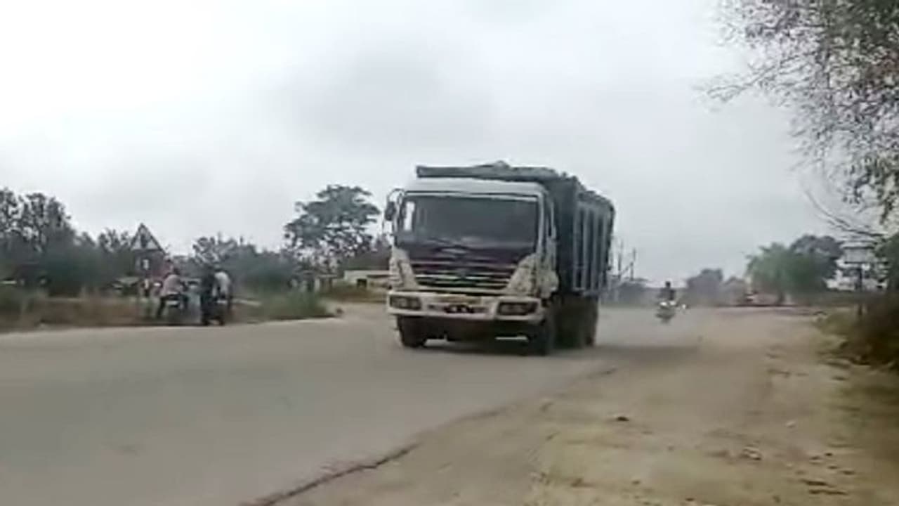 ಚಾಮರಾಜನಗರ: ಕ್ರಷರ್ ಮಾಲೀಕರ ಮುಲಾಜಿನಲ್ಲಿ ಚೆಕ್ಪೋಸ್ಟ್..! ಚಾಮರಾಜನಗರ: ಕ್ರಷರ್ ಮಾಲೀಕರ ಮುಲಾಜಿನಲ್ಲಿ ಚೆಕ್ಪೋಸ್ಟ್..!