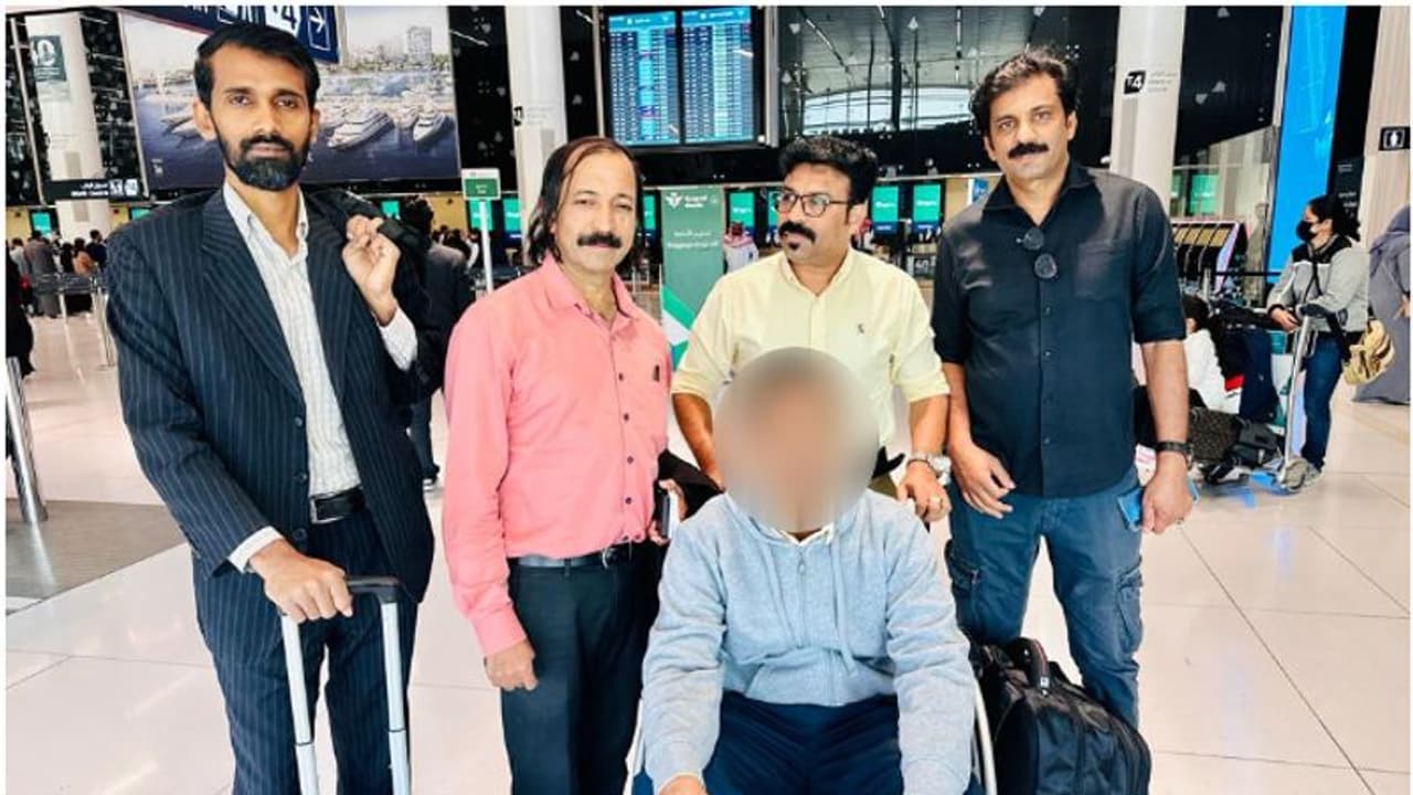 മാനസിക വിഭ്രാന്തി പ്രകടിപ്പിച്ചതോടെ വിമാനത്തിൽ യാത്ര നിഷേധിച്ചു; ഒടുവിൽ മലയാളികൾ തുണയായി മാനസിക വിഭ്രാന്തി പ്രകടിപ്പിച്ചതോടെ വിമാനത്തിൽ യാത്ര നിഷേധിച്ചു; ഒടുവിൽ മലയാളികൾ തുണയായി