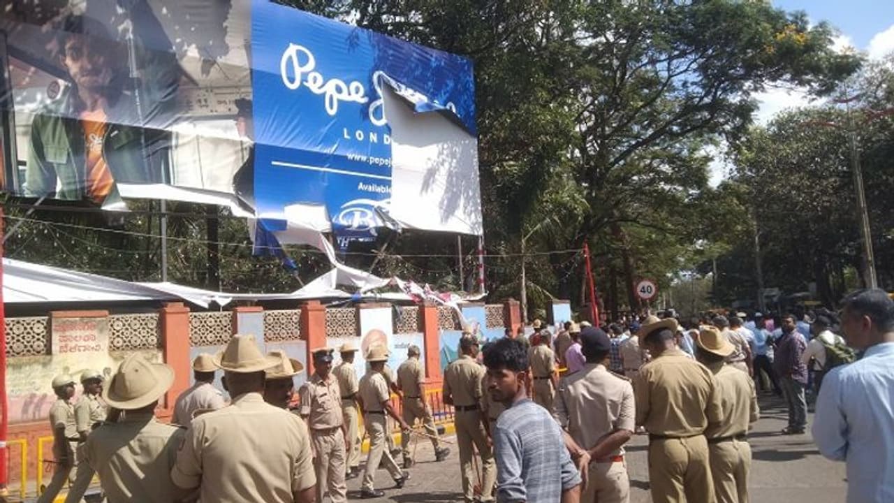 ಬೆಳಗಾವಿಯಲ್ಲಿ ಆಂಗ್ಲ ಭಾಷೆಯ ಬ್ಯಾನರ್: ಖಾಕಿ ಸಮ್ಮುಖದಲ್ಲೇ ಹರಿದ ಕರವೇ ಕಾರ್ಯಕರ್ತರು ಬೆಳಗಾವಿಯಲ್ಲಿ ಆಂಗ್ಲ ಭಾಷೆಯ ಬ್ಯಾನರ್: ಖಾಕಿ ಸಮ್ಮುಖದಲ್ಲೇ ಹರಿದ ಕರವೇ ಕಾರ್ಯಕರ್ತರು