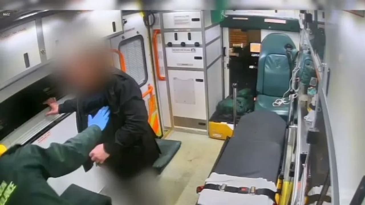 ആംബുലൻസിനുള്ളില്‍ രോഗിയുടെ ആക്രമണം, വാഹനത്തിനുള്ളില്‍ മൂത്രമൊഴിച്ചു; വീഡിയോ വ്യാപകമാകുന്നു