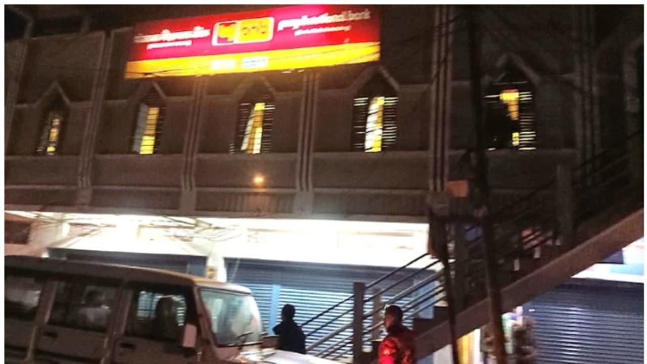 സിനിമയെ വെല്ലും, പത്തേ 10 മിനിറ്റ്! രാജ്യമാകെ ഞെട്ടിയ നിമിഷങ്ങൾ, മുഖംമൂടിധാരികൾ ബാങ്കിൽ; 18 കോടി കൊള്ളയടിച്ചു സിനിമയെ വെല്ലും, പത്തേ 10 മിനിറ്റ്! രാജ്യമാകെ ഞെട്ടിയ നിമിഷങ്ങൾ, മുഖംമൂടിധാരികൾ ബാങ്കിൽ; 18 കോടി കൊള്ളയടിച്ചു