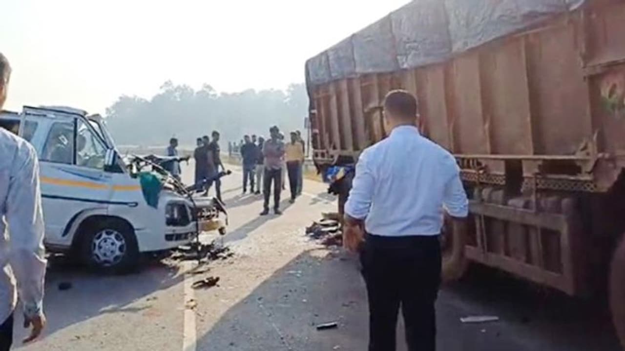 Odisha Road Accident: கனரக லாரி மீது வேன் மோதி விபத்து.. 8 பேர் உடல்நசுங்கி பலி.. 7 பேர் படுகாயம்! Odisha Road Accident: கனரக லாரி மீது வேன் மோதி விபத்து.. 8 பேர் உடல்நசுங்கி பலி.. 7 பேர் படுகாயம்!