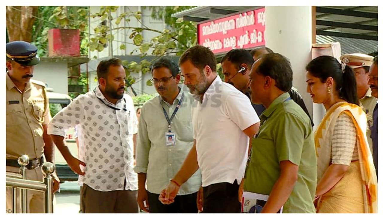 നേവൽ ബേസിൽ വിമാനമിറങ്ങാൻ അനുമതിയില്ല; രാഹുൽ വിമാനത്താവളത്തിലേക്ക്, വിവാദം നേവൽ ബേസിൽ വിമാനമിറങ്ങാൻ അനുമതിയില്ല; രാഹുൽ വിമാനത്താവളത്തിലേക്ക്, വിവാദം