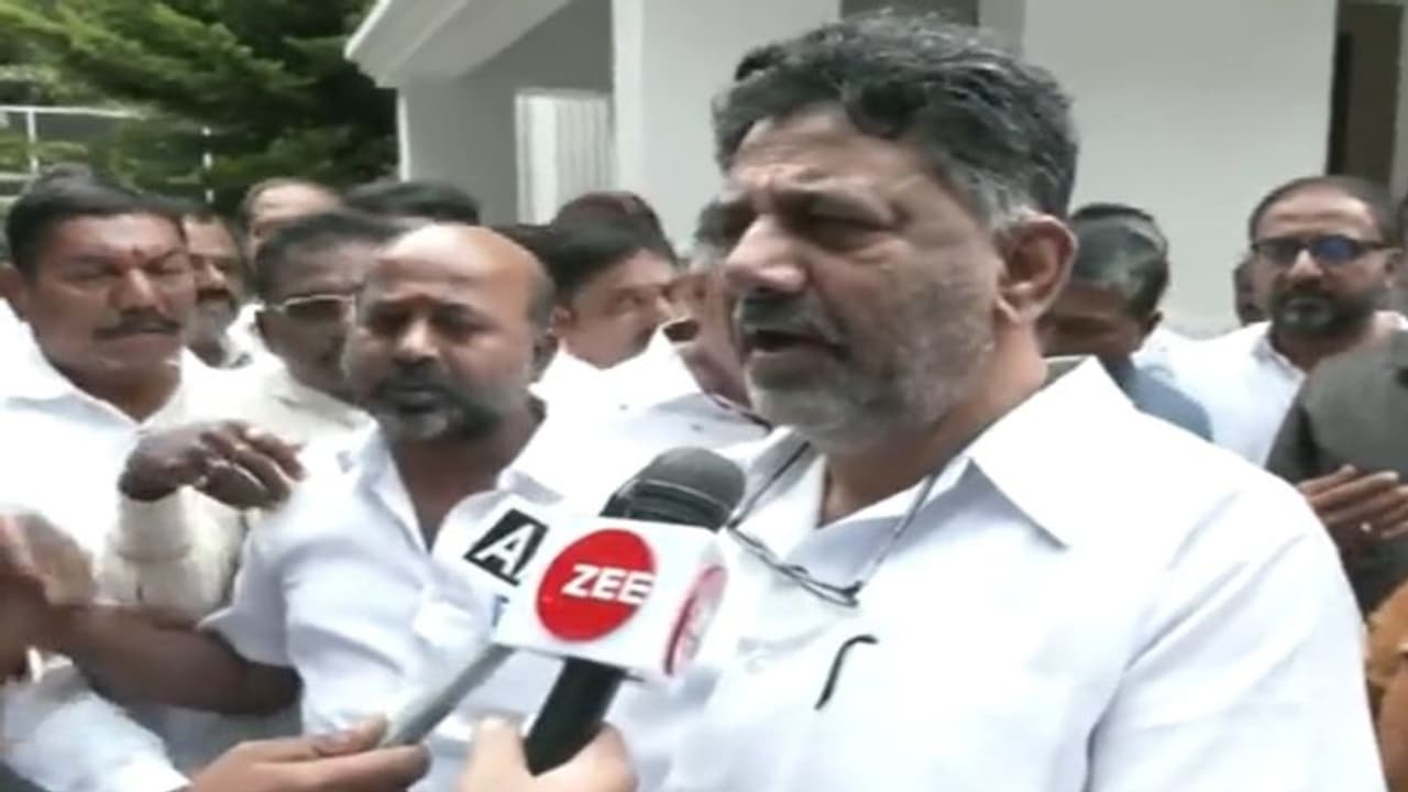 பெங்களூரு பள்ளிகள் வெடிகுண்டு மிரட்டல் வதந்தி: துணை முதல்வர் டி.கே.சிவக்குமார்! பெங்களூரு பள்ளிகள் வெடிகுண்டு மிரட்டல் வதந்தி: துணை முதல்வர் டி.கே.சிவக்குமார்!