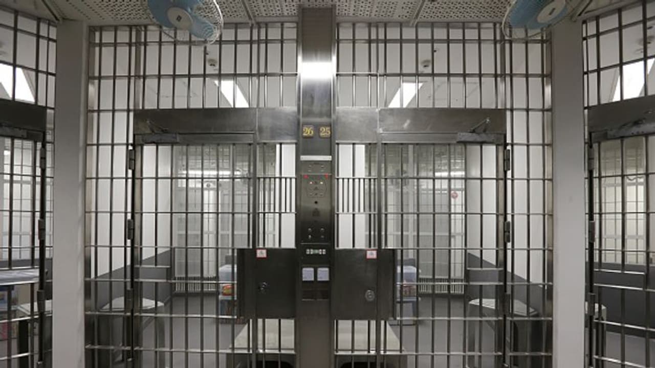 'പഠിക്കണം കുറ്റവാളികളായാലും'; പ്രായപൂർത്തിയായ തടവുകാർക്കായി ഹോങ്കോംഗിൽ ആദ്യത്തെ മുഴുവൻ സമയ കോളേജ് !