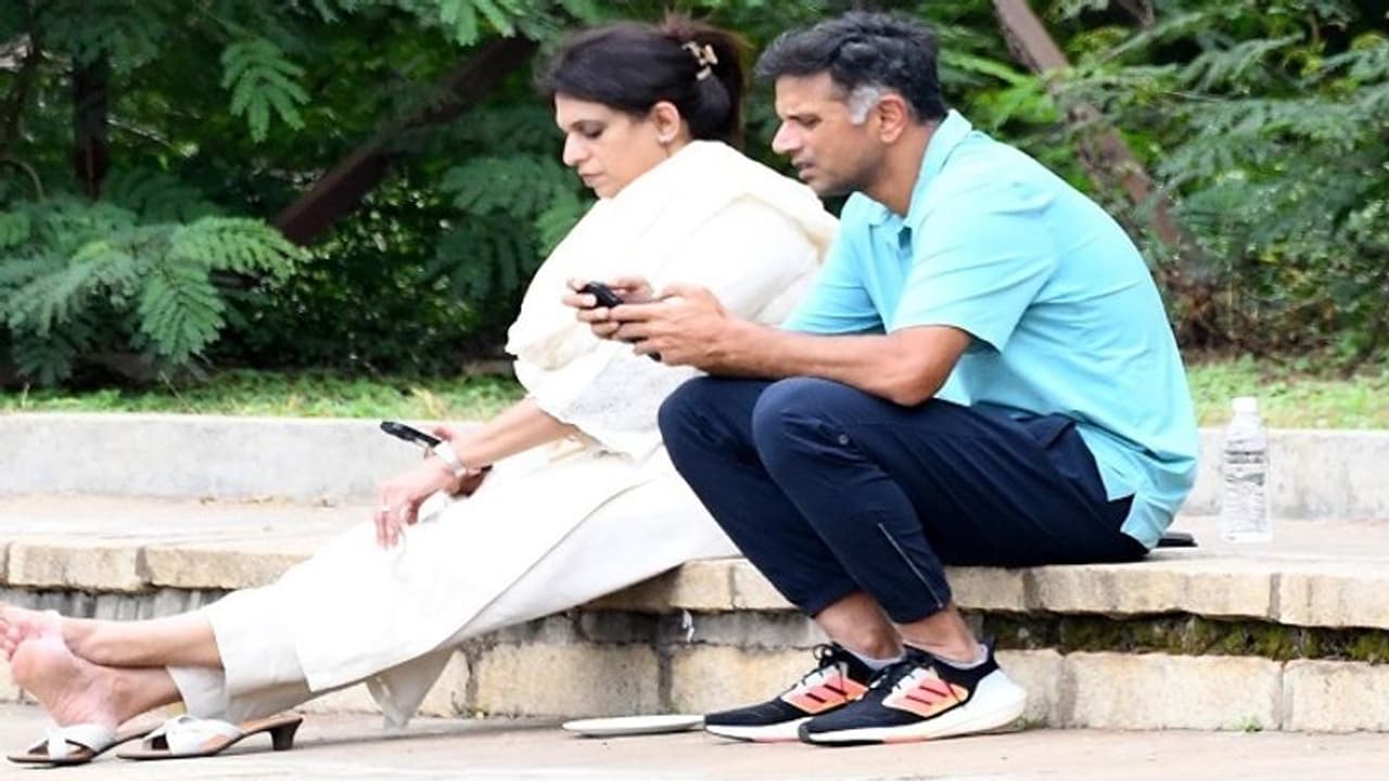 ಸ್ಟೇಡಿಯಂನ ಕಟ್ಟೆಯ ಮೇಲೆ ಕುಳಿತು ಮಗನ ಆಟ ವೀಕ್ಷಿಸಿದ ಟೀಮ್ ಇಂಡಿಯಾ ಮುಖ್ಯ ಕೋಚ್ ರಾಹುಲ್ ದ್ರಾವಿಡ್! ಸ್ಟೇಡಿಯಂನ ಕಟ್ಟೆಯ ಮೇಲೆ ಕುಳಿತು ಮಗನ ಆಟ ವೀಕ್ಷಿಸಿದ ಟೀಮ್ ಇಂಡಿಯಾ ಮುಖ್ಯ ಕೋಚ್ ರಾಹುಲ್ ದ್ರಾವಿಡ್!