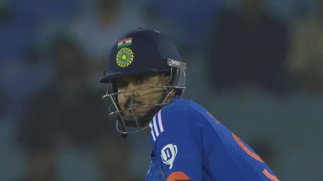 ശ്രേയസ് അയ്യര്ക്ക് ഫിഫ്റ്റി, അക്സറിന്റെ പിന്തുണ; ഓസീസിനെതിരെ അഞ്ചാം ടി20യില് ഇന്ത്യക്ക് മികച്ച സ്കോര് ശ്രേയസ് അയ്യര്ക്ക് ഫിഫ്റ്റി, അക്സറിന്റെ പിന്തുണ; ഓസീസിനെതിരെ അഞ്ചാം ടി20യില് ഇന്ത്യക്ക് മികച്ച സ്കോര്