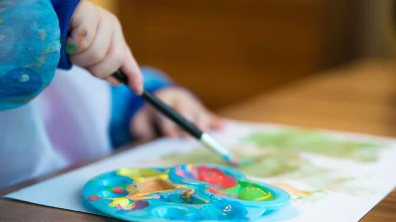 6 വയസുകാരിയെക്കൊണ്ട് മൂന്നാഴ്ച്ച പാത്രങ്ങൾ കഴുകിപ്പിച്ചു, ചോദ്യം ചെയ്തപ്പോൾ സ്കൂളിൽനിന്നും പുറത്താക്കി