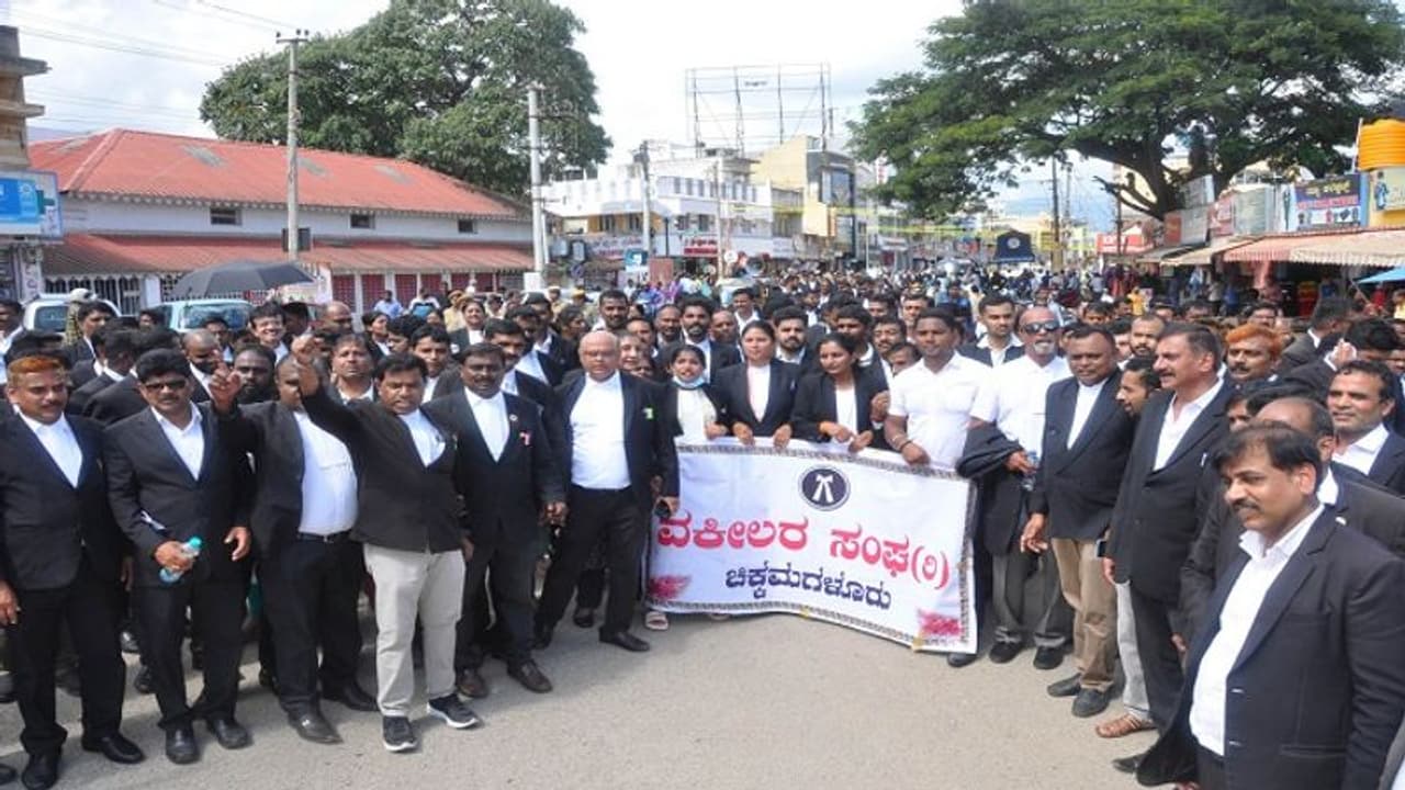 ಚಿಕ್ಕಮಗಳೂರು: ಹೆಲ್ಮೆಟ್ ಹಾಕಿಲ್ಲ ಅಂತ ವಕೀಲರಿಗೆ ಮನಸೋ ಇಚ್ಛೆ ಥಳಿಸಿದ ಪೊಲೀಸರ ಬಂಧನಕ್ಕೆ ಆಗ್ರಹ ಚಿಕ್ಕಮಗಳೂರು: ಹೆಲ್ಮೆಟ್ ಹಾಕಿಲ್ಲ ಅಂತ ವಕೀಲರಿಗೆ ಮನಸೋ ಇಚ್ಛೆ ಥಳಿಸಿದ ಪೊಲೀಸರ ಬಂಧನಕ್ಕೆ ಆಗ್ರಹ