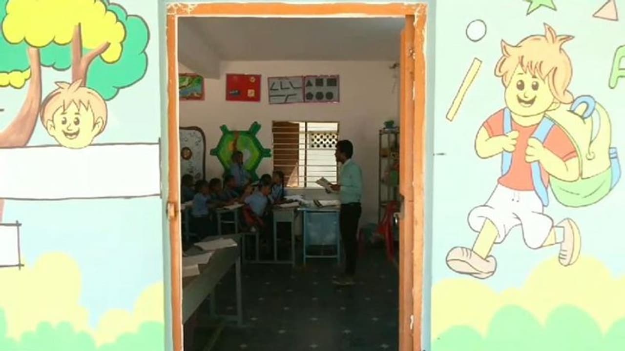 ಚಿತ್ರದುರ್ಗ: ಖಾಸಗಿ ಶಾಲೆಗಳನ್ನೂ ಮೀರಿಸುವಂತಿದೆ ಈ ಸರ್ಕಾರಿ ಶಾಲೆ..! ಚಿತ್ರದುರ್ಗ: ಖಾಸಗಿ ಶಾಲೆಗಳನ್ನೂ ಮೀರಿಸುವಂತಿದೆ ಈ ಸರ್ಕಾರಿ ಶಾಲೆ..!