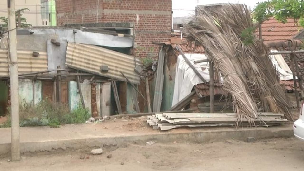 ಚಾಮರಾಜನಗರ: 7 ವರ್ಷ ಕಳೆದ್ರೂ ನಿವೇಶನ ಕಳೆದುಕೊಂಡವರಿಗೆ ಸಿಗದ ಪರಿಹಾರ: ಜಿಲ್ಲಾಡಳಿತ ವಿರುದ್ಧ ಸಂತ್ರಸ್ಥರ ಆಕ್ರೋಶ 