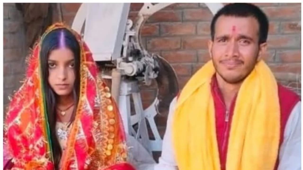 സര്ക്കാര് സ്കൂളിലെ യുവ അധ്യാപകനെ സ്കൂളില് നിന്ന് തട്ടിക്കൊണ്ടുപോയി തോക്കുചൂണ്ടി വിവാഹം ചെയ്യിപ്പിച്ചു സര്ക്കാര് സ്കൂളിലെ യുവ അധ്യാപകനെ സ്കൂളില് നിന്ന് തട്ടിക്കൊണ്ടുപോയി തോക്കുചൂണ്ടി വിവാഹം ചെയ്യിപ്പിച്ചു