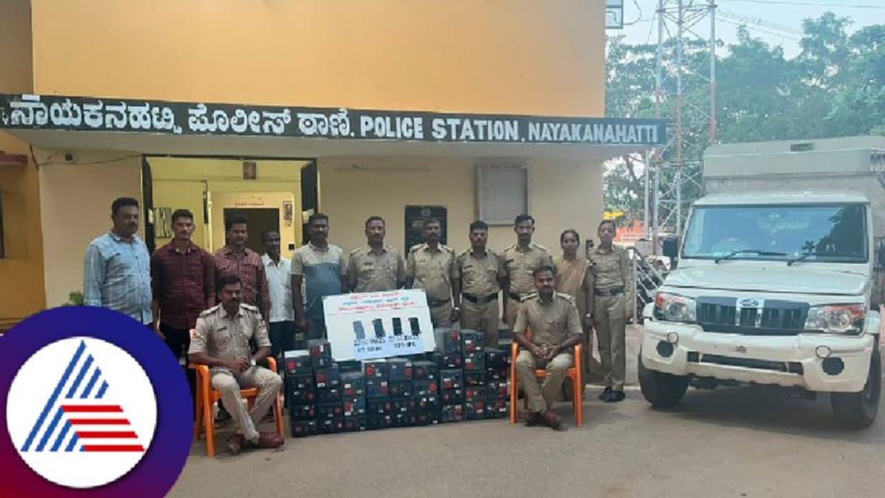 ಚಿತ್ರದುರ್ಗ: ಪೊಲೀಸರಿಗೆ ತಲೆನೋವಾಗಿ ಪರಿಣಮಿಸಿದ್ದ ನಾಲ್ವರು ಕುಖ್ಯಾತ ಕಳ್ಳರ ಬಂಧನ ಚಿತ್ರದುರ್ಗ: ಪೊಲೀಸರಿಗೆ ತಲೆನೋವಾಗಿ ಪರಿಣಮಿಸಿದ್ದ ನಾಲ್ವರು ಕುಖ್ಯಾತ ಕಳ್ಳರ ಬಂಧನ