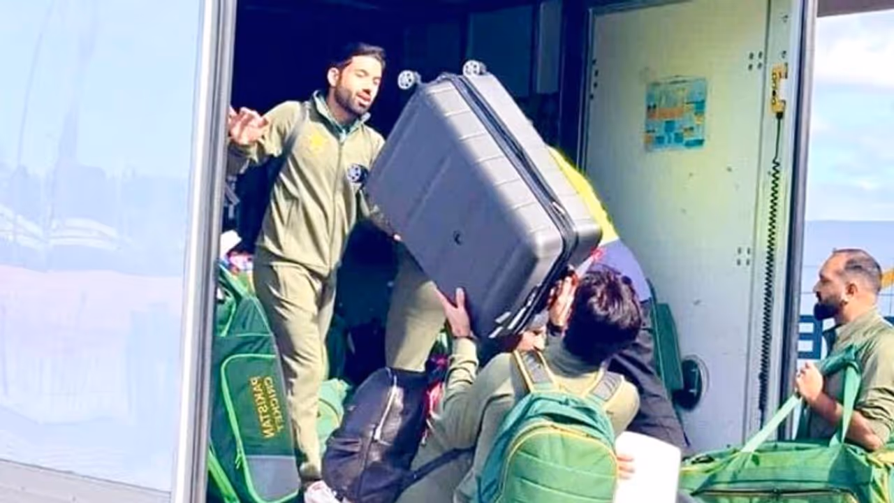 വേറെ വഴിയില്ലായിരുന്നു! എയര്പോര്ട്ടില് ബാഗ് ചുമക്കേണ്ടി വന്നതിനെ കുറിച്ച് പാകിസ്ഥാന് താരം ഷഹീന് അഫ്രീദി വേറെ വഴിയില്ലായിരുന്നു! എയര്പോര്ട്ടില് ബാഗ് ചുമക്കേണ്ടി വന്നതിനെ കുറിച്ച് പാകിസ്ഥാന് താരം ഷഹീന് അഫ്രീദി