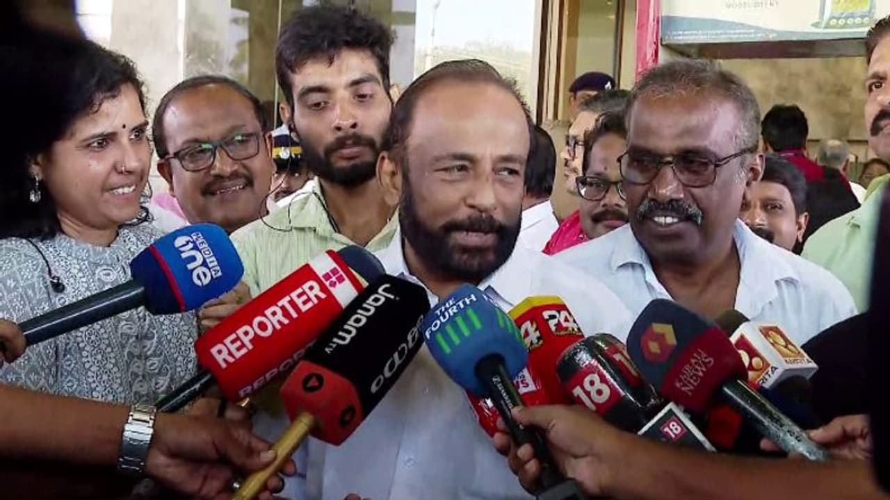 ഡിസിസി മുൻ പ്രസിഡണ്ട് നവകേരള സദസിൽ; വികസനത്തിനൊപ്പം നില്‍ക്കുന്നു, ഇപ്പോഴും കോൺഗ്രസുകാരനെന്ന് എ.വി ഗോപിനാഥ്