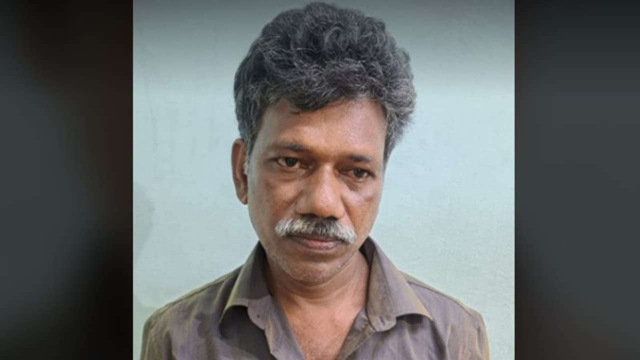 ഉറങ്ങിക്കിടന്ന മകളെ ഡീസല് ഒഴിച്ച് തീയിട്ട് കൊല്ലാന് ശ്രമം; പിതാവ് അറസ്റ്റില് ഉറങ്ങിക്കിടന്ന മകളെ ഡീസല് ഒഴിച്ച് തീയിട്ട് കൊല്ലാന് ശ്രമം; പിതാവ് അറസ്റ്റില്