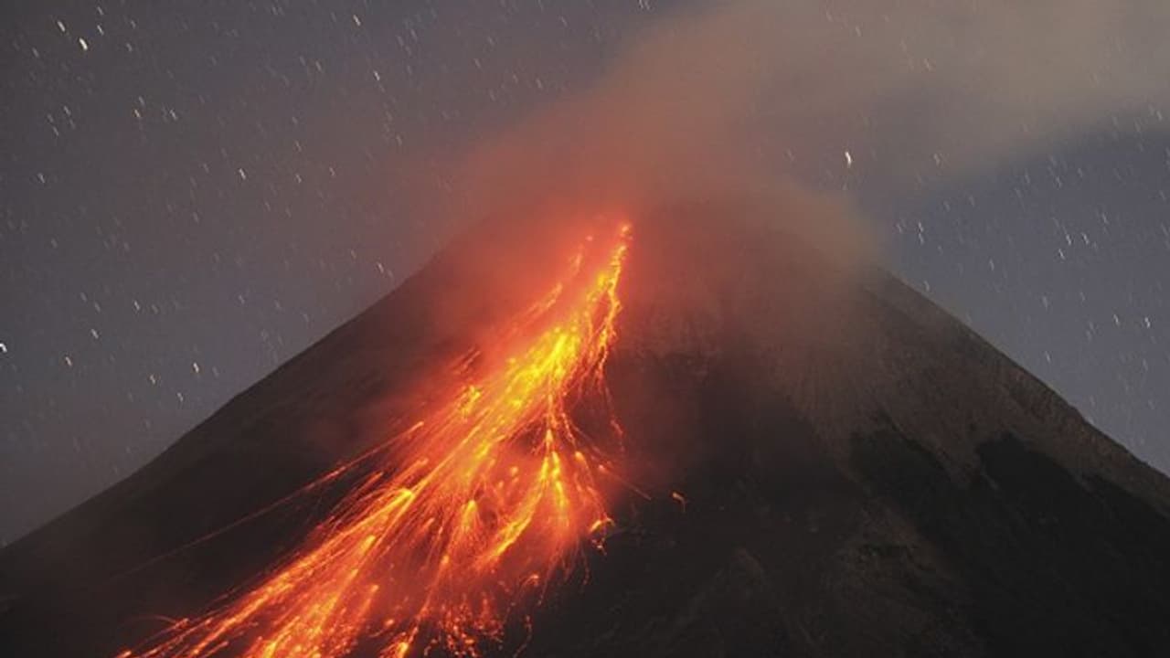 ఐస్లాండ్ అగ్నిపర్వతం బద్దలు.. జనావాసాల్లోకి లావా, కాలిబూడిదవుతున్న ఇళ్లు... ఐస్లాండ్ అగ్నిపర్వతం బద్దలు.. జనావాసాల్లోకి లావా, కాలిబూడిదవుతున్న ఇళ్లు...