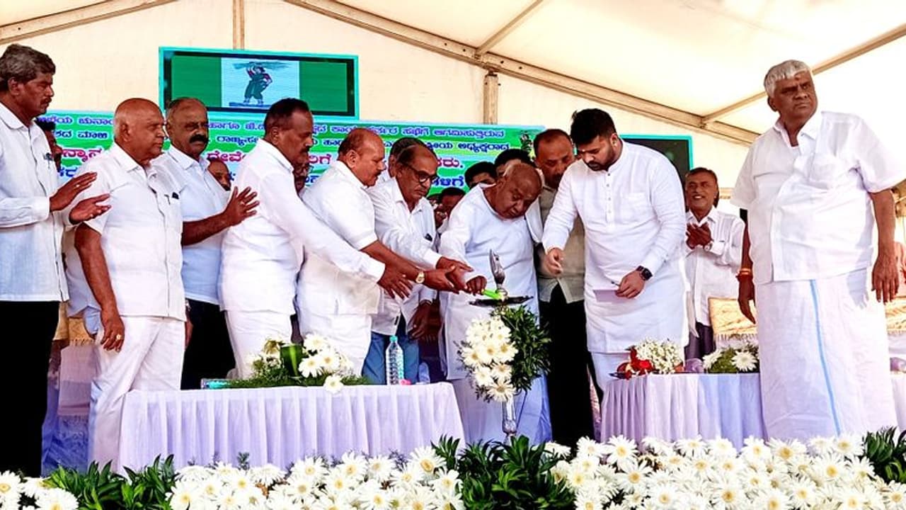 ಹಾಸನಕ್ಕೆ ಪ್ರಜ್ವಲ್ ರೇವಣ್ಣ ಲೋಕಸಭಾ ಅಭ್ಯರ್ಥಿ: ಎಚ್.ಡಿ.ದೇವೇಗೌಡ ಹಾಸನಕ್ಕೆ ಪ್ರಜ್ವಲ್ ರೇವಣ್ಣ ಲೋಕಸಭಾ ಅಭ್ಯರ್ಥಿ: ಎಚ್.ಡಿ.ದೇವೇಗೌಡ