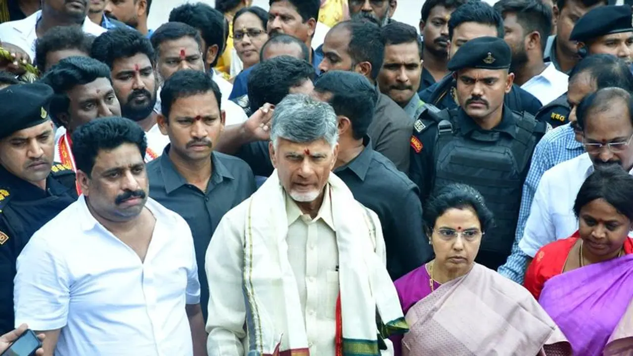 Nara Chandrababu Naidu..దుష్టులను శిక్షించాలని కోరుకున్నా: కనకదుర్గమ్మను దర్శించుకున్న బాబు Nara Chandrababu Naidu..దుష్టులను శిక్షించాలని కోరుకున్నా: కనకదుర్గమ్మను దర్శించుకున్న బాబు