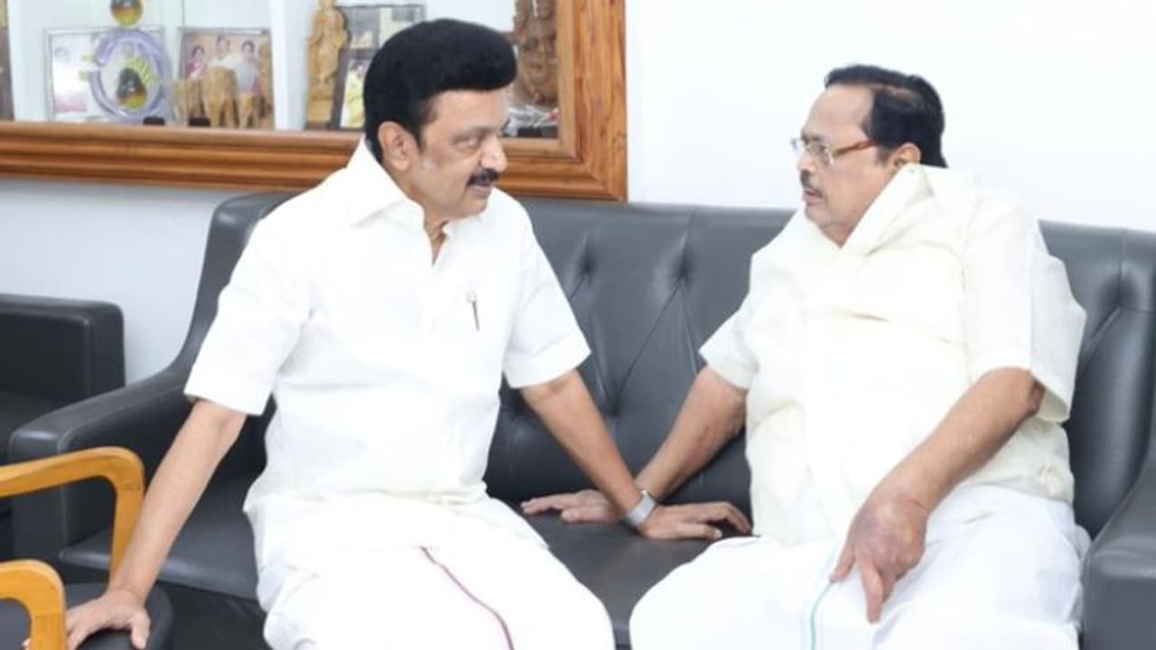 சேலம்.. 17ம் தேதி நடைபெறும் இளைஞரணி மாநாடு அமைச்சர் துரைமுருகனை நேரில் சென்று சந்தித்து பேசிய முதல்வர்! சேலம்.. 17ம் தேதி நடைபெறும் இளைஞரணி மாநாடு அமைச்சர் துரைமுருகனை நேரில் சென்று சந்தித்து பேசிய முதல்வர்!