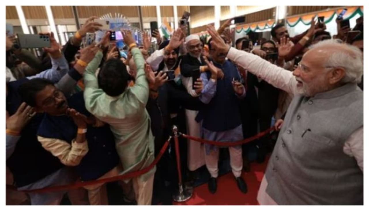 'മോദി, മോദി...അബ്കി ബാര്‍ മോദി സര്‍ക്കാര്‍'; ദുബൈയിലെത്തിയ മോദിക്ക് ജയ് വിളിച്ച് പ്രവാസി ഇന്ത്യക്കാർ, വീഡിയോ