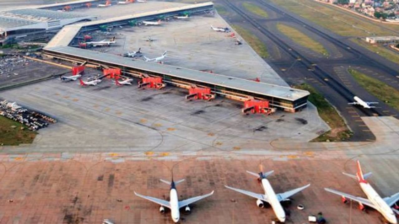 மோசமான வானிலை.. டெல்லி ஏர்போர்ட்டில் தரையிறங்க முடியவில்லை.. திருப்பிவிடப்பட்ட 20 விமானங்கள் என்ன நடந்தது? மோசமான வானிலை.. டெல்லி ஏர்போர்ட்டில் தரையிறங்க முடியவில்லை.. திருப்பிவிடப்பட்ட 20 விமானங்கள் என்ன நடந்தது?