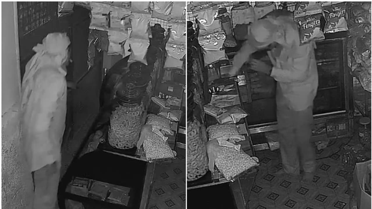 ഈ കടയിൽ എന്തൊക്കെയുണ്ട്... ടോർച്ച് തെളിച്ച് ക്ഷമയോടെ തപ്പുന്ന കള്ളൻ, മുകളിൽ എല്ലാം കാണുന്നയാളെ മറന്നു