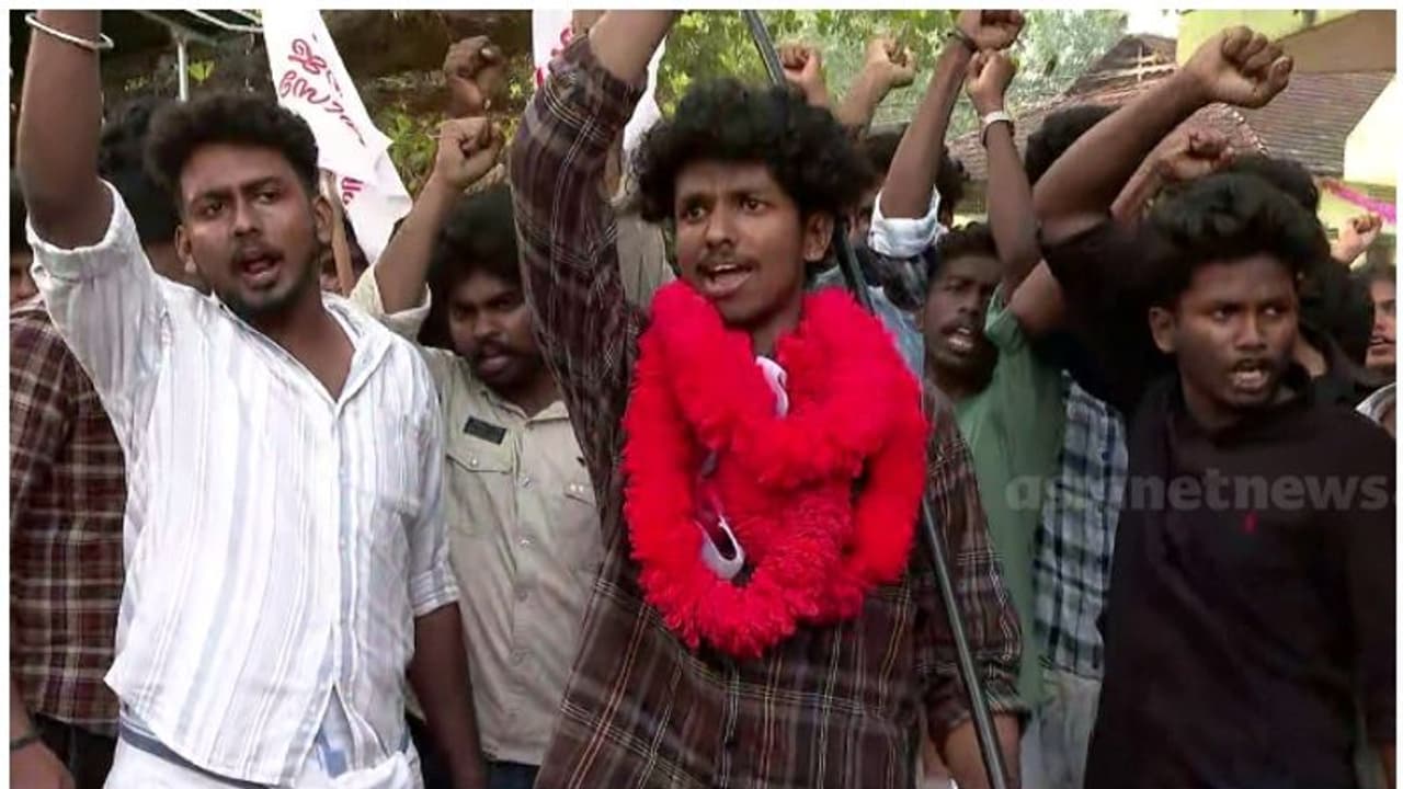 കേരളവര്മ്മ ചെയര്മാൻ സ്ഥാനം എസ്എഫ്ഐക്ക് തന്നെ; അനിരുദ്ധൻ ജയിച്ചു, ശ്രീക്കുട്ടൻ തോറ്റു കേരളവര്മ്മ ചെയര്മാൻ സ്ഥാനം എസ്എഫ്ഐക്ക് തന്നെ; അനിരുദ്ധൻ ജയിച്ചു, ശ്രീക്കുട്ടൻ തോറ്റു