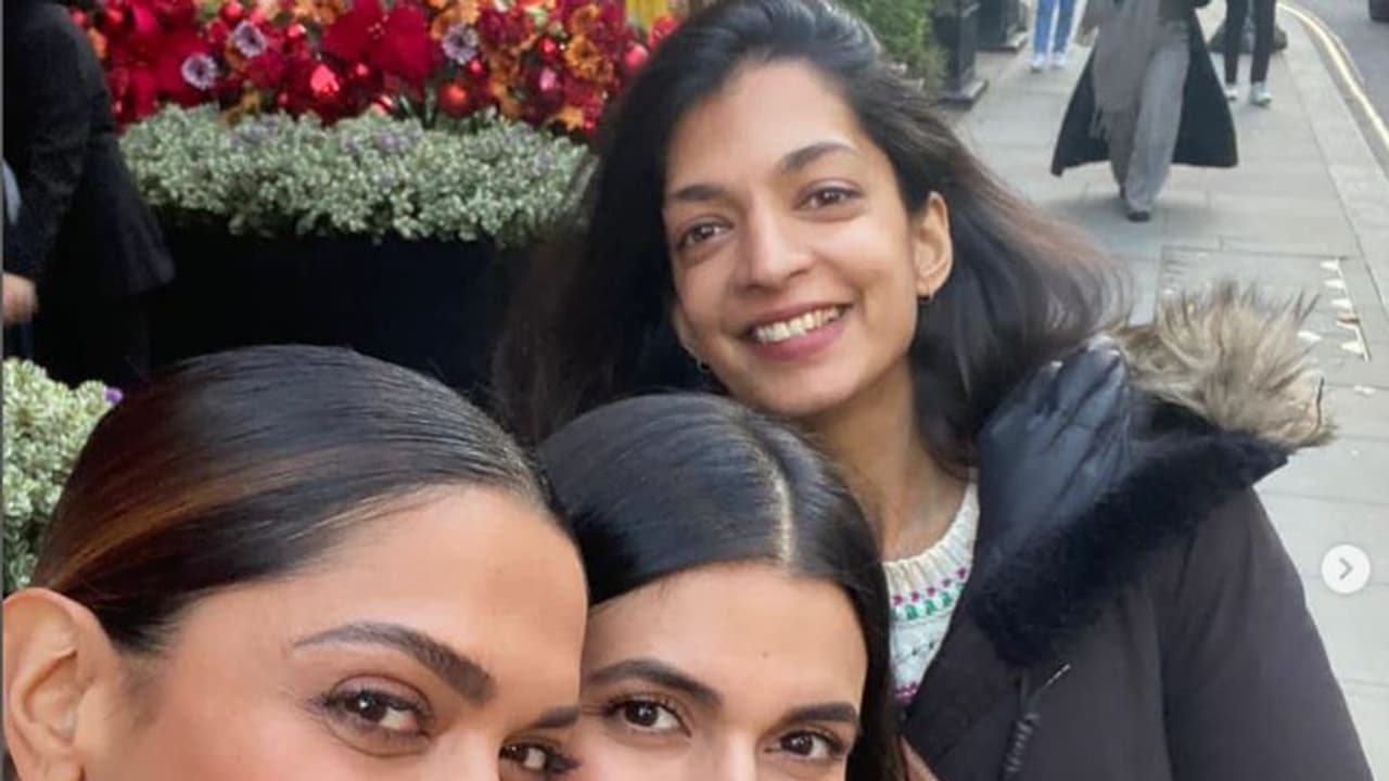 ಲಂಡನ್ನಲ್ಲಿ ಸ್ನೇಹಿತೆಯರನ್ನು ಭೇಟಿಯಾದ ದೀಪಿಕಾ ಪಡುಕೋಣೆ; ಕ್ಯಾಮೆರಾಗೆ ಬಿಂದಾಸ್ ನಗೆ ಬೀರಿದ ಸುಂದರಿ! ಲಂಡನ್ನಲ್ಲಿ ಸ್ನೇಹಿತೆಯರನ್ನು ಭೇಟಿಯಾದ ದೀಪಿಕಾ ಪಡುಕೋಣೆ; ಕ್ಯಾಮೆರಾಗೆ ಬಿಂದಾಸ್ ನಗೆ ಬೀರಿದ ಸುಂದರಿ!