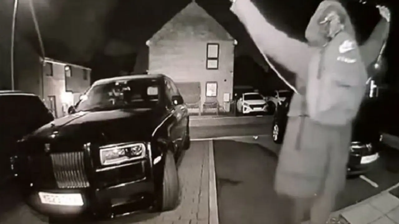 వీడు మామూలోడు కాదు... 30 సెకన్లలో రూ.15 కోట్ల కారు మాయం.. వీడు మామూలోడు కాదు... 30 సెకన్లలో రూ.15 కోట్ల కారు మాయం..