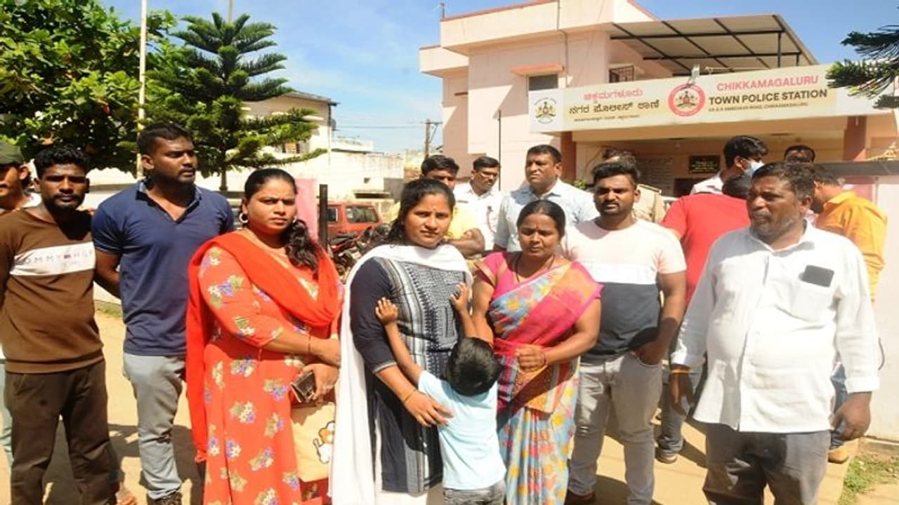 ಚಿಕ್ಕಮಗಳೂರು: ವಕೀಲನ ಮೇಲೆ ಪೊಲೀಸರ ಹಲ್ಲೆ ಪ್ರಕರಣ, ಅಮಾನತುಗೊಂಡ ಆರಕ್ಷರ ಕುಟುಂಬದಿಂದ ಧರಣಿ ಚಿಕ್ಕಮಗಳೂರು: ವಕೀಲನ ಮೇಲೆ ಪೊಲೀಸರ ಹಲ್ಲೆ ಪ್ರಕರಣ, ಅಮಾನತುಗೊಂಡ ಆರಕ್ಷರ ಕುಟುಂಬದಿಂದ ಧರಣಿ