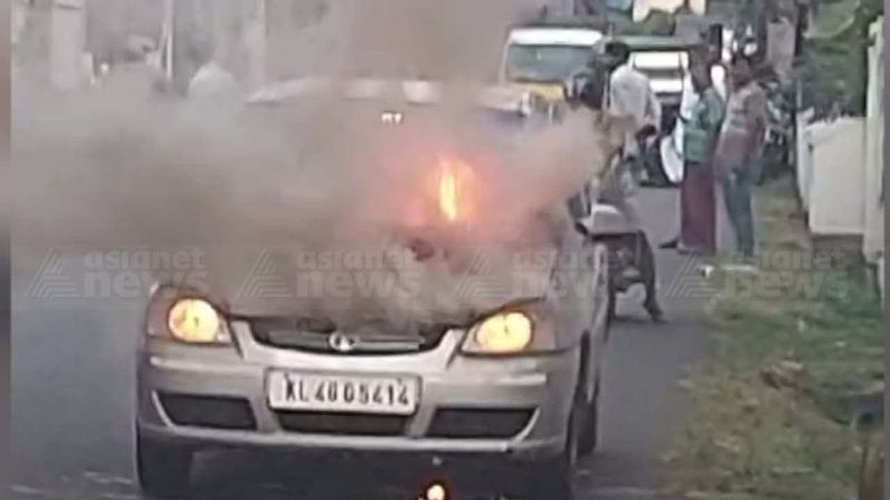 വടക്കാഞ്ചേരിയിൽ ഓടിക്കൊണ്ടിരുന്ന കാറിന് തീ പിടിച്ചു, യാത്രക്കാര് ഓടി രക്ഷപ്പെട്ടു വടക്കാഞ്ചേരിയിൽ ഓടിക്കൊണ്ടിരുന്ന കാറിന് തീ പിടിച്ചു, യാത്രക്കാര് ഓടി രക്ഷപ്പെട്ടു
