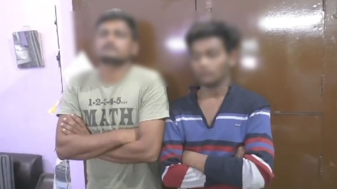 16കാരന്റെ മൃതദേഹം പാതി കത്തിക്കരിഞ്ഞ് റോഡരികിൽ; അന്വേഷണത്തിൽ കൊലക്ക് കാരണം സ്വവർഗാനുരാഗം 16കാരന്റെ മൃതദേഹം പാതി കത്തിക്കരിഞ്ഞ് റോഡരികിൽ; അന്വേഷണത്തിൽ കൊലക്ക് കാരണം സ്വവർഗാനുരാഗം