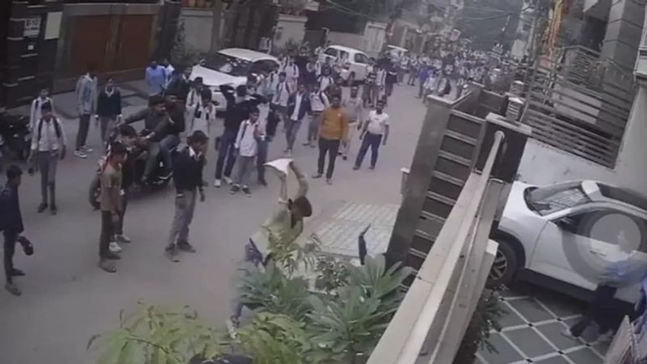 ಜನರು, ಮಕ್ಕಳು ನೋಡುತ್ತಿರುವಾಗಲೇ ಕಲ್ಲು, ಟೈಲ್ಸ್, ಚೂರಿಯಿಂದ ವ್ಯಕ್ತಿಯ ಮೇಲೆ ಹಲ್ಲೆ! ಜನರು, ಮಕ್ಕಳು ನೋಡುತ್ತಿರುವಾಗಲೇ ಕಲ್ಲು, ಟೈಲ್ಸ್, ಚೂರಿಯಿಂದ ವ್ಯಕ್ತಿಯ ಮೇಲೆ ಹಲ್ಲೆ!