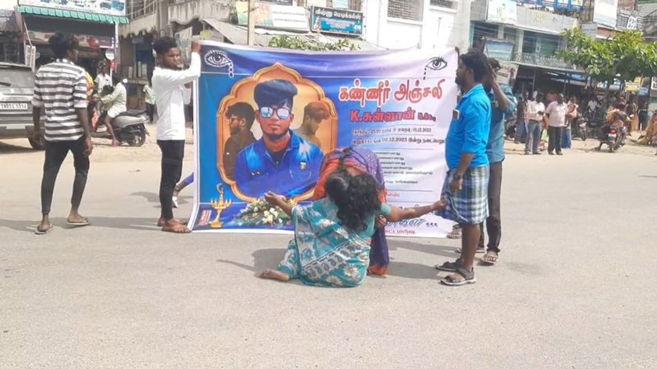 தருமபுரியில் கல்லூரி மாணவர் மர்ம மரணம்; உறவினர்களின் சாலை மறியலால் போக்குவரத்து பாதிப்பு தருமபுரியில் கல்லூரி மாணவர் மர்ம மரணம்; உறவினர்களின் சாலை மறியலால் போக்குவரத்து பாதிப்பு