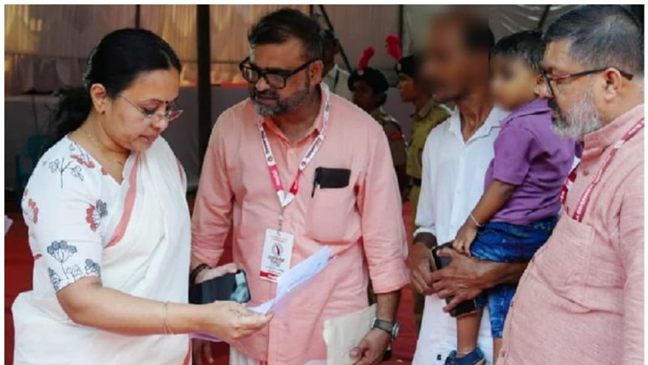 'കപ്പലണ്ടി കച്ചവടമാണ്, മകന്റെ മജ്ജ മാറ്റിവെക്കാൻ 40 ലക്ഷം വേണം', കണ്ണീരോടെ നവ കേരള സദസിലെത്തി അച്ഛൻ; പരിഹാരം 'കപ്പലണ്ടി കച്ചവടമാണ്, മകന്റെ മജ്ജ മാറ്റിവെക്കാൻ 40 ലക്ഷം വേണം', കണ്ണീരോടെ നവ കേരള സദസിലെത്തി അച്ഛൻ; പരിഹാരം