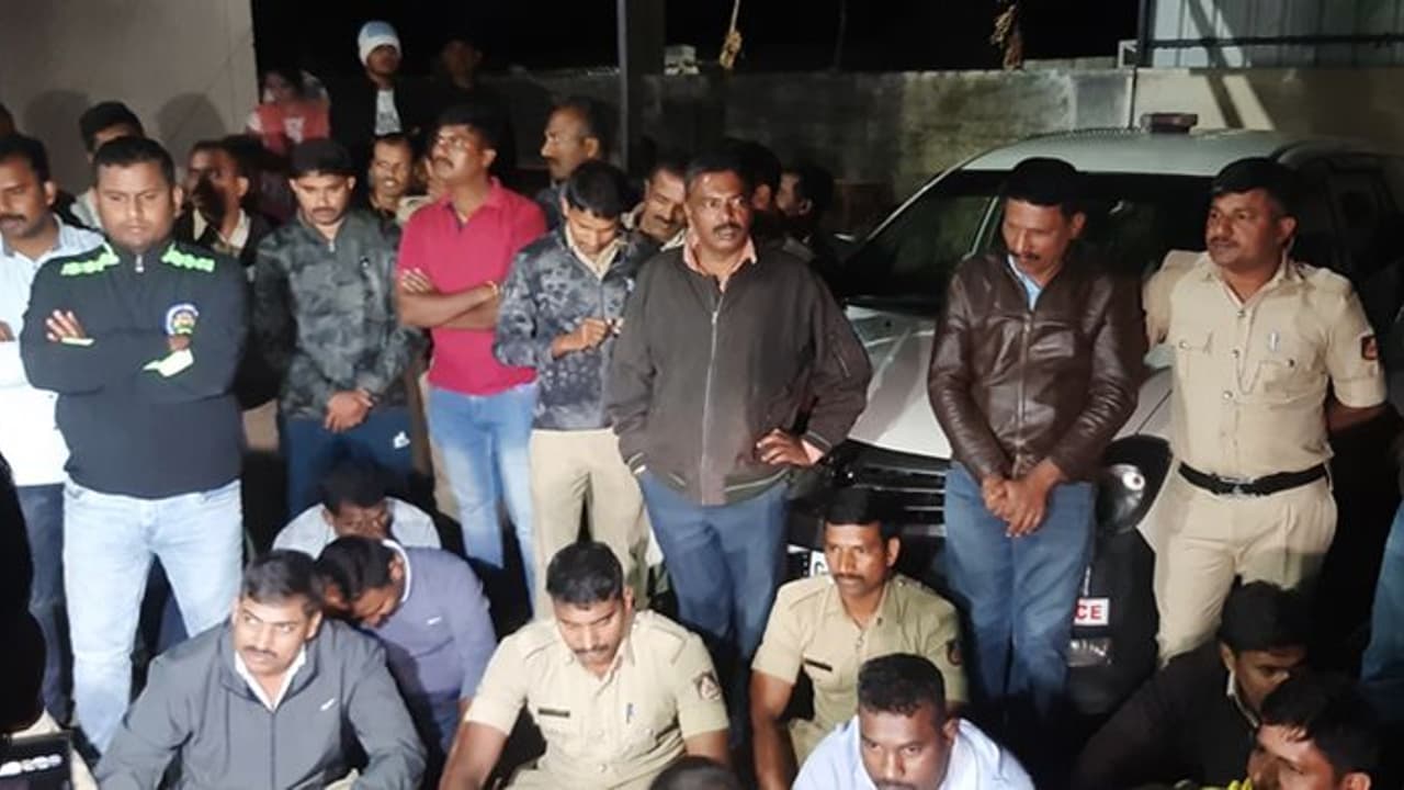 ಪೊಲೀಸರಿಂದಲೇ ದಿಢೀರ್ ಪ್ರತಿಭಟನೆ, ದಾಂಧಲೆ ಮಾಡಿದ ವಕೀಲರ ವಿರುದ್ಧ ಪ್ರಕರಣ ದಾಖಲಿಸಲು ಆಗ್ರಹ! ಪೊಲೀಸರಿಂದಲೇ ದಿಢೀರ್ ಪ್ರತಿಭಟನೆ, ದಾಂಧಲೆ ಮಾಡಿದ ವಕೀಲರ ವಿರುದ್ಧ ಪ್ರಕರಣ ದಾಖಲಿಸಲು ಆಗ್ರಹ!