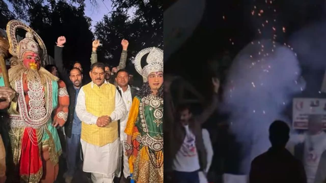 'സത്യം ജയിക്കും': ശ്രീരാമന്‍റെയും ഹനുമാന്‍റെയും വേഷത്തിൽ കോണ്‍ഗ്രസ് പ്രവർത്തകർ, പടക്കം പൊട്ടിച്ച് ആഘോഷം