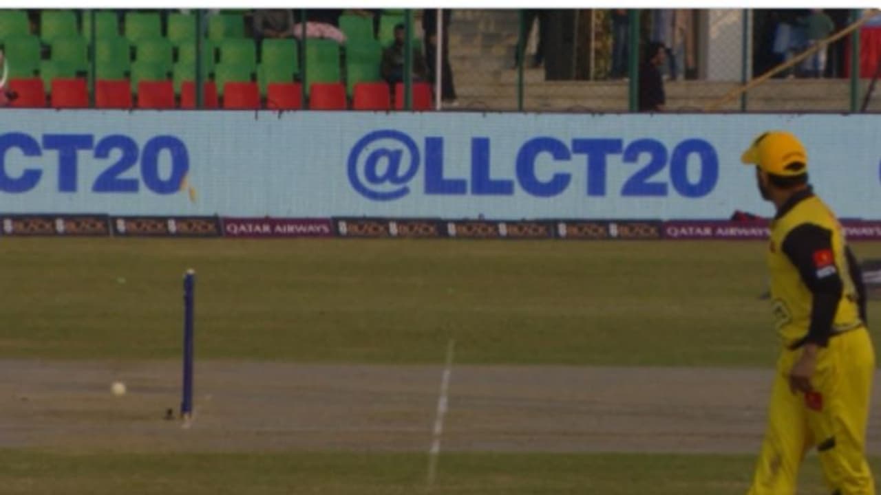 ചുമ്മാ തീ, പിള്ളേരൊക്കെ കണ്ടുപഠിക്കണം; വിരമിച്ചിട്ടും മിസൈല് ത്രോയുമായി സുരേഷ് റെയ്ന ചുമ്മാ തീ, പിള്ളേരൊക്കെ കണ്ടുപഠിക്കണം; വിരമിച്ചിട്ടും മിസൈല് ത്രോയുമായി സുരേഷ് റെയ്ന