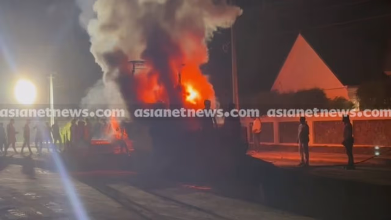 ദേശീയപാതാ നിർമാണത്തിനിടെ തൃശ്ശൂരിൽ അപകടം; ടാറിംഗ് വാഹനത്തിന് തീപിടിച്ചു, ഡ്രൈവർക്ക് പൊള്ളലേറ്റു ദേശീയപാതാ നിർമാണത്തിനിടെ തൃശ്ശൂരിൽ അപകടം; ടാറിംഗ് വാഹനത്തിന് തീപിടിച്ചു, ഡ്രൈവർക്ക് പൊള്ളലേറ്റു