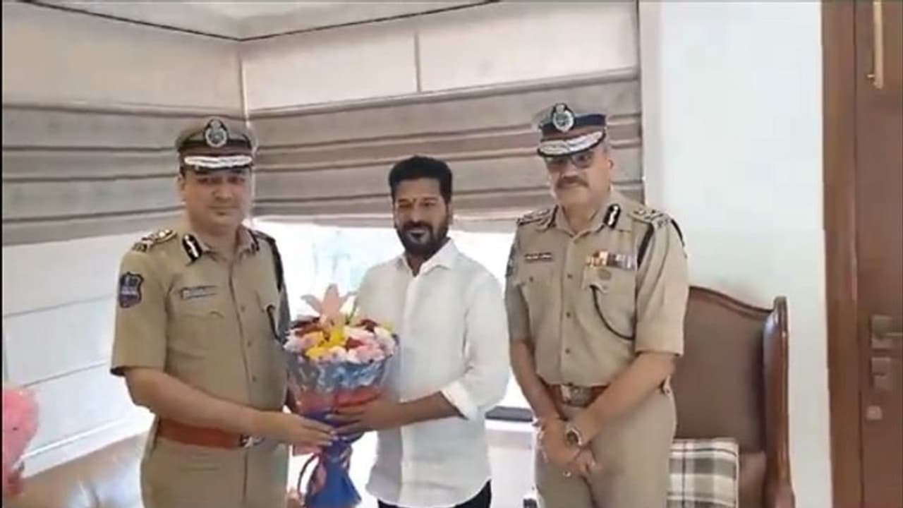 Telangana Election results 2023: రేవంత్ రెడ్డి ఇంటికి డీజీపీ అంజనీకుమార్, అభినందనలు తెలిపిన ఐపీఎస్ అధికారులు Telangana Election results 2023: రేవంత్ రెడ్డి ఇంటికి డీజీపీ అంజనీకుమార్, అభినందనలు తెలిపిన ఐపీఎస్ అధికారులు
