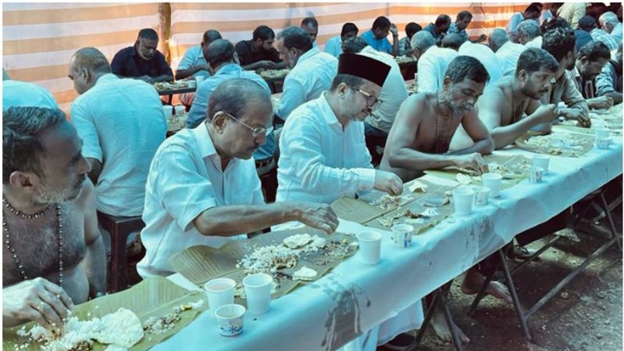 ഇതാണ് കേരളം, അയ്യപ്പൻ വിളക്കിന് പതിവ് തെറ്റിക്കാതെ പാണക്കാട് നിന്ന് തങ്ങളെത്തി; 17 വർഷമായി മുടക്കാത്ത പതിവ് ഇതാണ് കേരളം, അയ്യപ്പൻ വിളക്കിന് പതിവ് തെറ്റിക്കാതെ പാണക്കാട് നിന്ന് തങ്ങളെത്തി; 17 വർഷമായി മുടക്കാത്ത പതിവ്