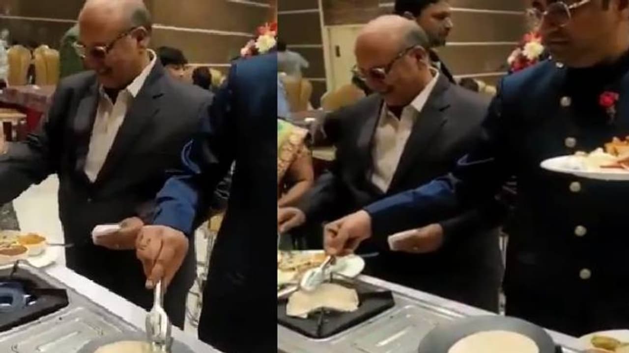 ഭക്ഷണം വേണമെങ്കിൽ ഉണ്ടാക്കിക്കഴിക്കട്ടെ അതല്ലേ ഹീറോയിസം, വിവാഹവീട്ടിൽ പാകം ചെയ്ത് കഴിക്കുന്ന അതിഥികൾ, വീഡിയോ ഭക്ഷണം വേണമെങ്കിൽ ഉണ്ടാക്കിക്കഴിക്കട്ടെ അതല്ലേ ഹീറോയിസം, വിവാഹവീട്ടിൽ പാകം ചെയ്ത് കഴിക്കുന്ന അതിഥികൾ, വീഡിയോ