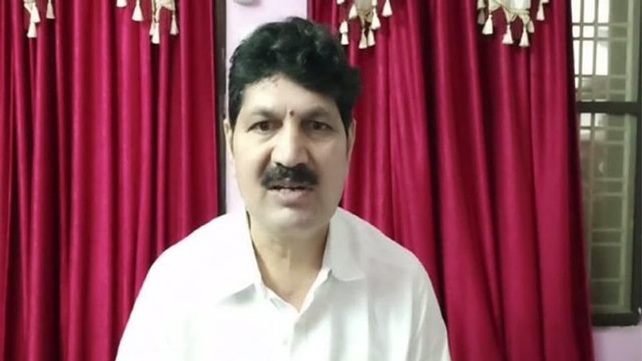 ఫ్యామిలీతో కలిసి రేవంత్ రెడ్డిని కలిసిన బీఆర్ఎస్ ఎమ్మెల్యే .. ఏం జరుగుతోంది.? ఫ్యామిలీతో కలిసి రేవంత్ రెడ్డిని కలిసిన బీఆర్ఎస్ ఎమ్మెల్యే .. ఏం జరుగుతోంది.?