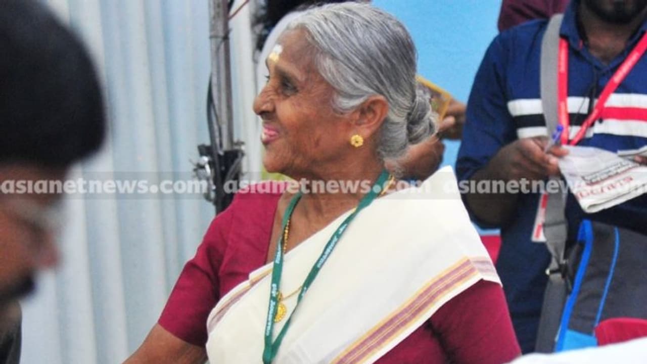 നവ കേരള സദസ്സ്: പ്രഭാത യോഗത്തിൽ അതിഥിയായെത്തി പാട്ടുഗ്രാമത്തിലെ തത്തമ്മ; കലാകാരന്മാർക്ക് ആനൂകൂല്യം ആവശ്യം നവ കേരള സദസ്സ്: പ്രഭാത യോഗത്തിൽ അതിഥിയായെത്തി പാട്ടുഗ്രാമത്തിലെ തത്തമ്മ; കലാകാരന്മാർക്ക് ആനൂകൂല്യം ആവശ്യം