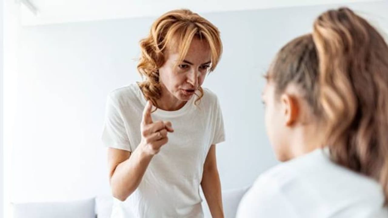 അമ്മ നിരന്തരം ശാസിക്കുന്നു, ​ഗാർഹികപീഡന പരാതിയുമായി 23 കാരി, കോടതി പറഞ്ഞത്...