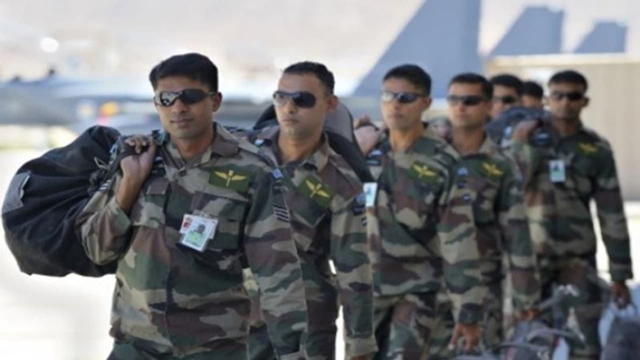 விமானப்படையில் அருமையான வேலை வாய்ப்பு.. 317 பணியிடங்கள்.. ஏதாவது ஒரு டிகிரி முடித்திருந்தால் போதும்..! விமானப்படையில் அருமையான வேலை வாய்ப்பு.. 317 பணியிடங்கள்.. ஏதாவது ஒரு டிகிரி முடித்திருந்தால் போதும்..!